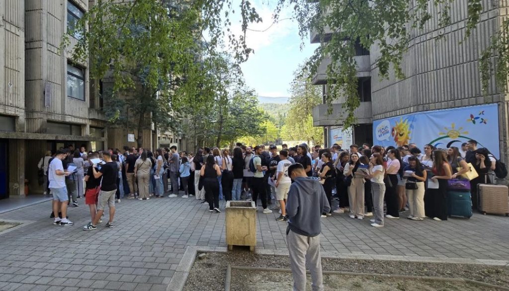 Вселување во студентски дом во Македонија трае повеќе од 12 часа, реагира УСС УКИМ