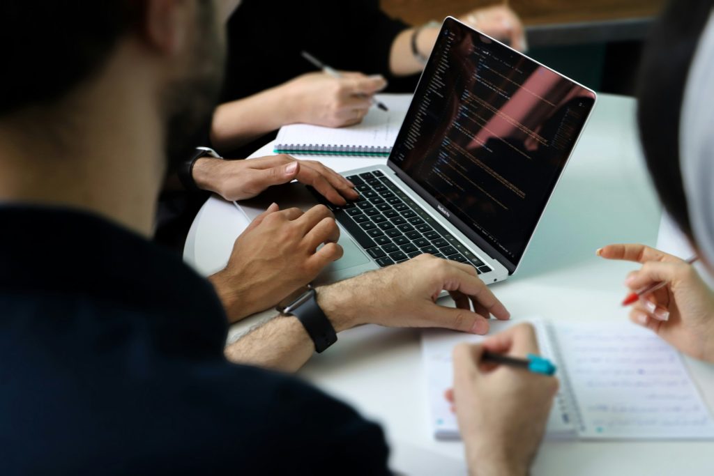 Мажите во Македонија заработуваат повеќе од жените, најголем јаз има кај вработените со високо образование
