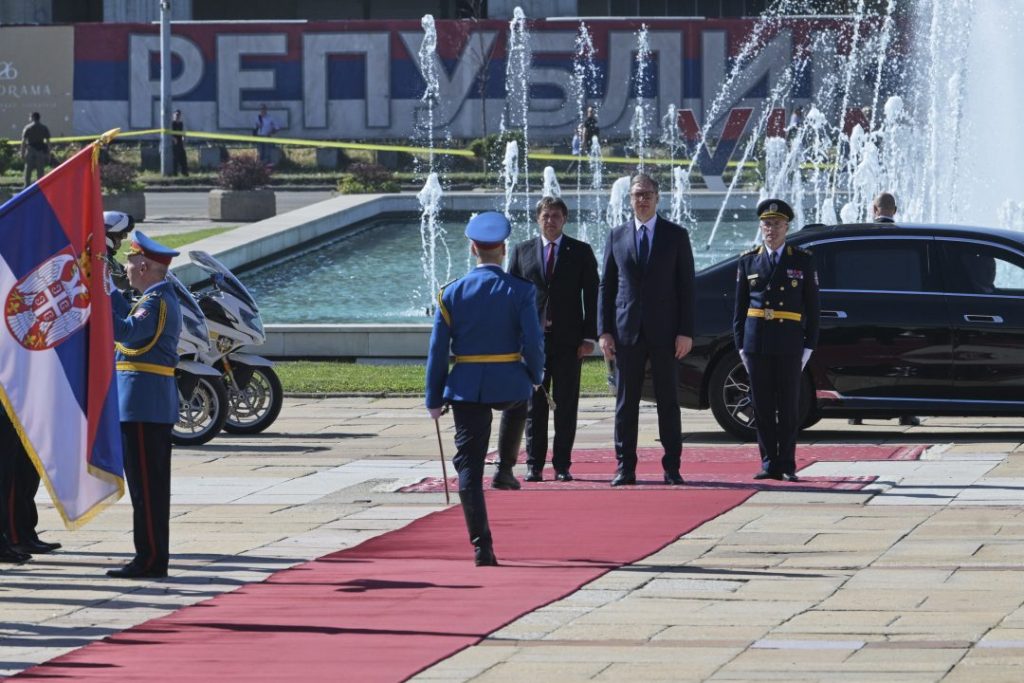Парадата „Сила на единството“ во Белград ја покажа војската, но и ги подели граѓаните