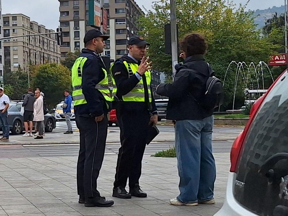 (Фото-вест) Полицијата легитимира минувачи со слушалки во Аеродром