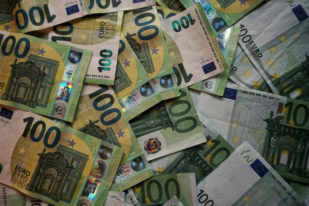 Од денеска граѓаните ќе можат да плаќаат во евра под исти услови како и во ЕУ
