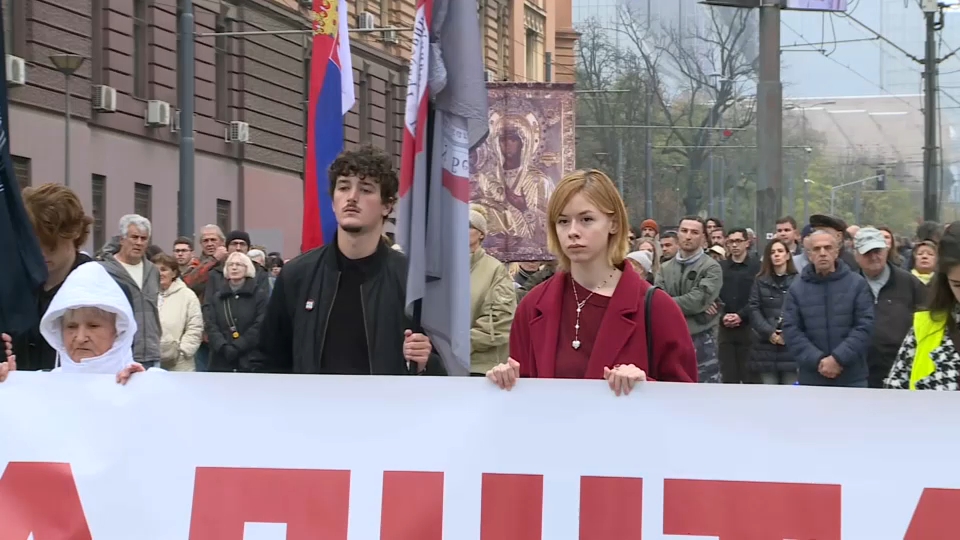 Протести во Белград, граѓаните и студентите не дозволуваат рушење на зградата на Генералштабот