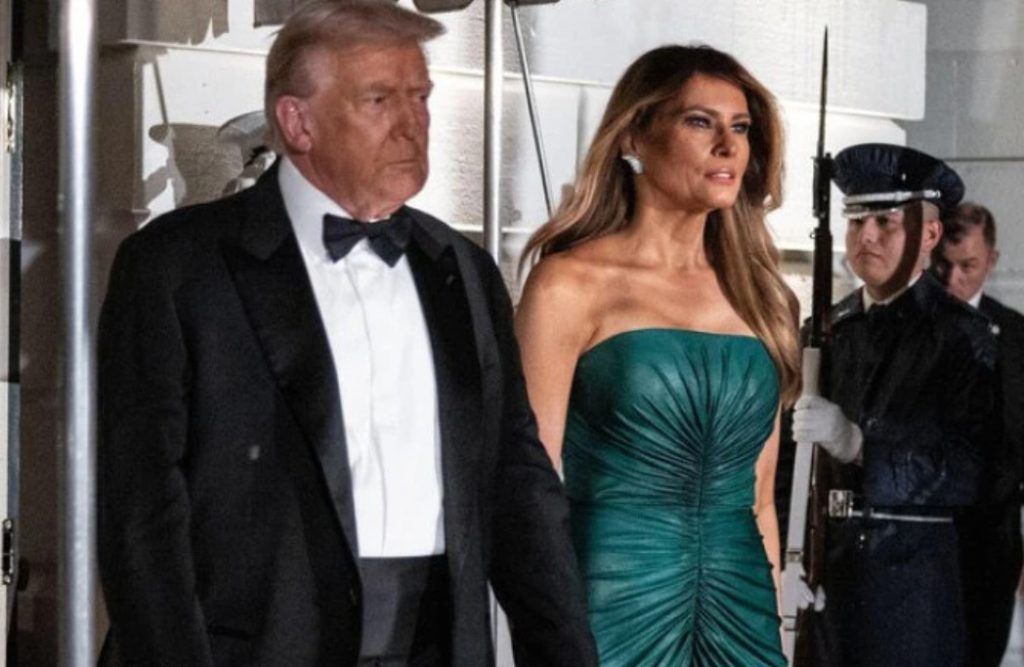 (Фото) Меланија Трамп воодушеви во гламурозна креација во боја на смарагд