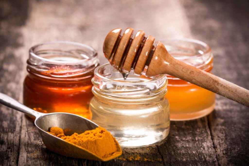 Дали комбинацијата од куркума и мед навистина прави чуда за телото и кожата?