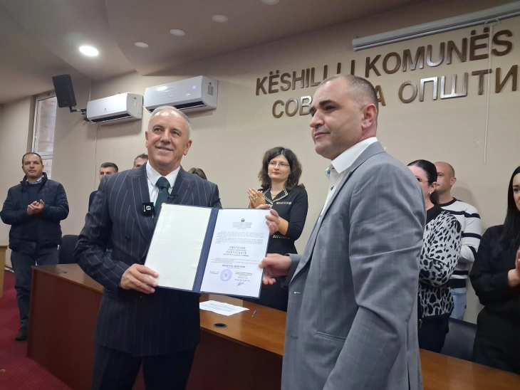 Менди Ќура како градоначалник на Струга го продава општинскиот автомобил „ауди А6“