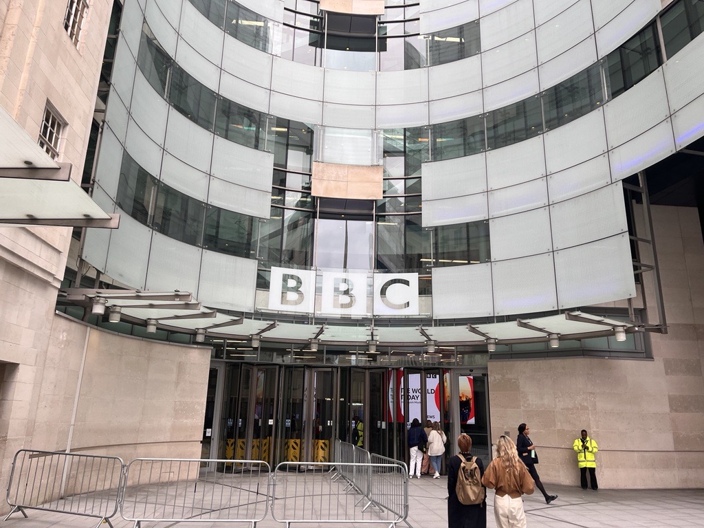 Трамп вели дека сепак ќе покрене судска постапка против Би-Би-Си и покрај нивните извинувања