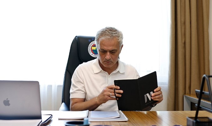 Мурињо објасни зошто му побелела косата: Сето тоа е поради еден фудбалер и неговиот менаџер