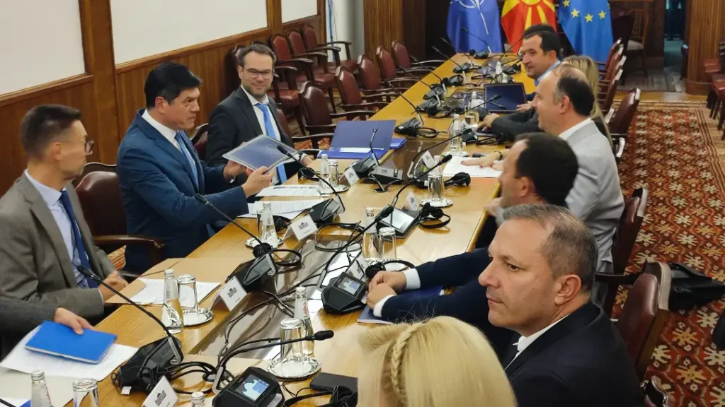 Евроамбасадорот Рокас го презентира извештајот на ЕК во Собрание: Клучна забелешка – уставните измени