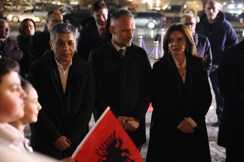 Сепак имало македонско знаме на пречекот на Спиропали на плоштадот Скендербег