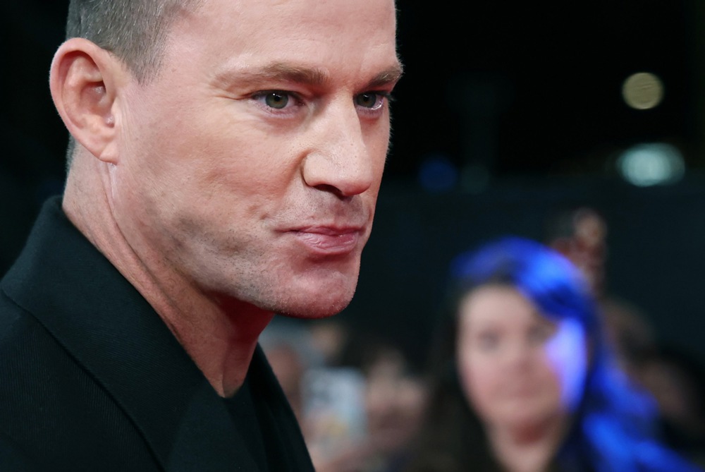 (Фото) Не може да ги контролира страстите покрај 19 години помладата девојка: холивудскиот заводник никогаш не бил посреќен