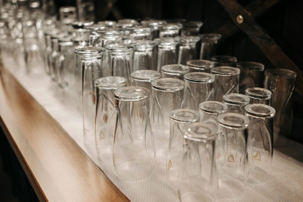 Малкумина знаат, но корисно е: Никогаш не го правете ова со чашите