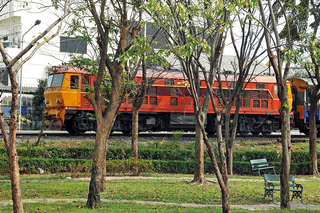 Најмалку 22 загинати и 80 повредени откако кран се срушил кран врз патнички воз во Тајланд