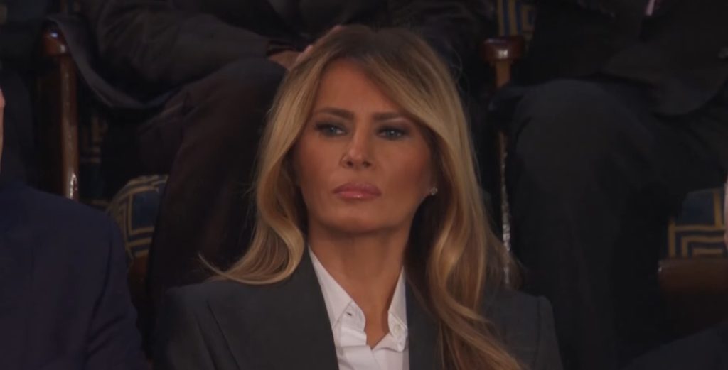 (Видео) Деловниот стил добива нова димензија, Меланија Трамп носи совршено одело