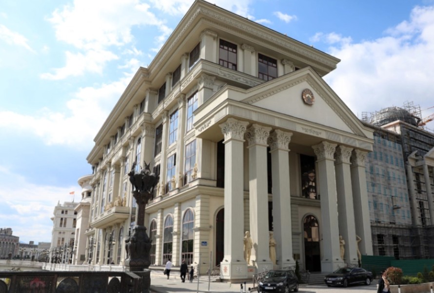 Важно е кој нѐ претставува надвор, акцентот го ставаме на кариерни дипломати, порачува претседателката на Македонија