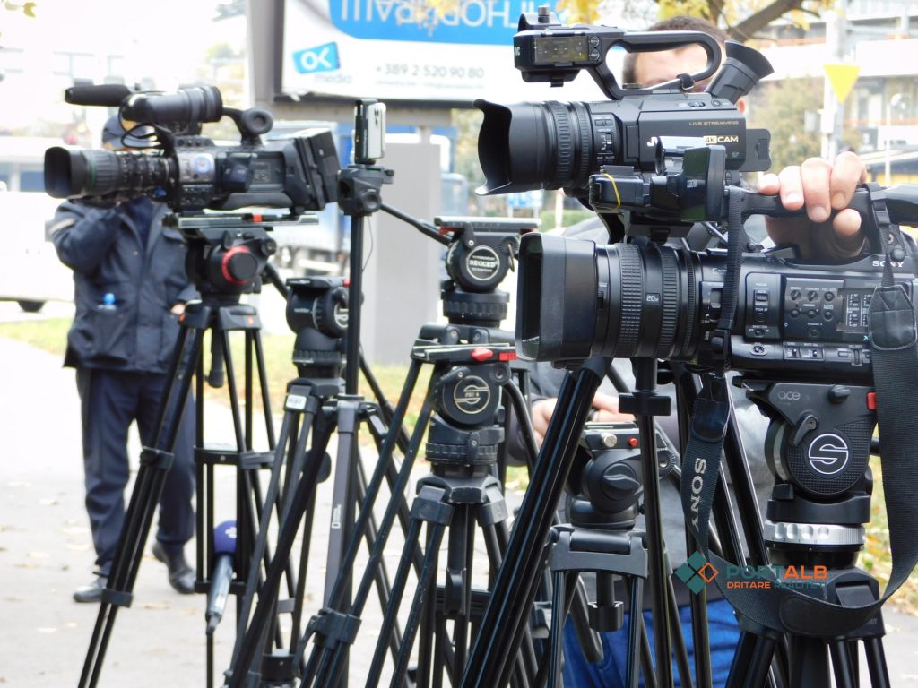 ЗНМ и ССНМ: Славески со дисквалификации наместо одговори кон новинарите на ТВ Канал 5