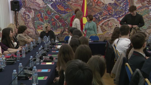 Средношколци на дијалог кај Сиљановска