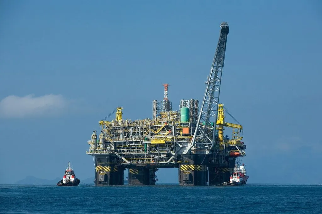 Цената на нафтата падна под 80 долари за барел по стартот на преговори меѓу САД и Иран