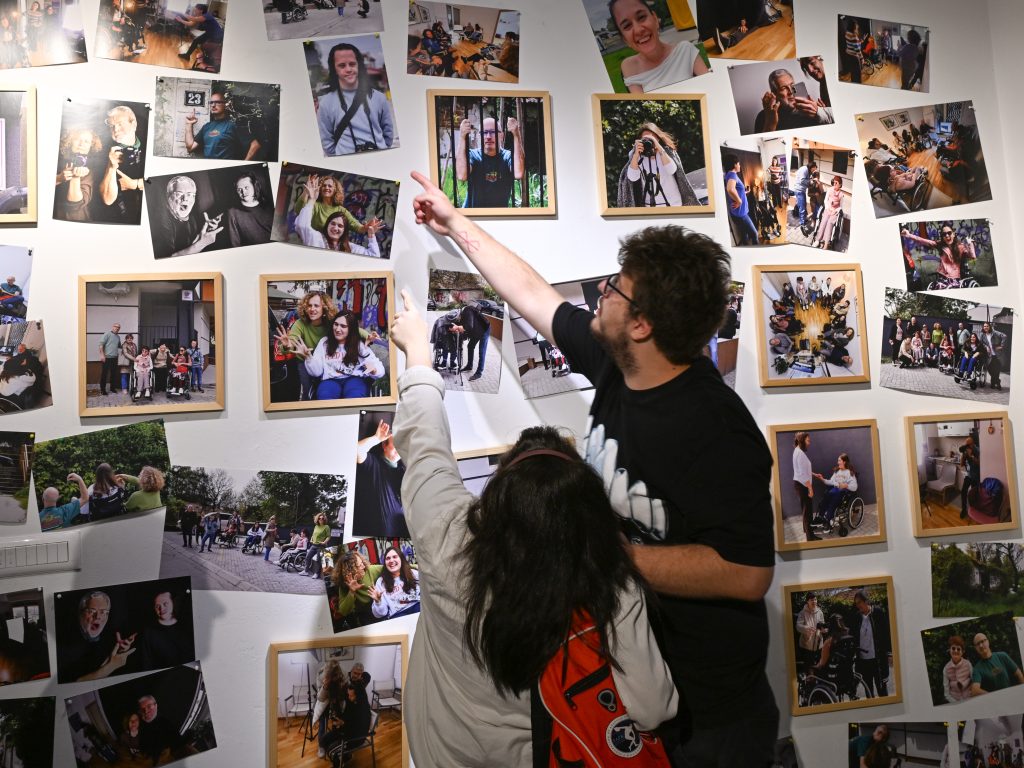 Изложбата „Пркосните 12“ ја претставува моќта на инклузијата преку фотографијата