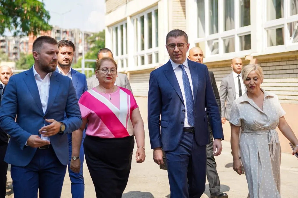 Мицкоски: Жалам што во време на вештачка интелигенција, ние се радуваме на учебници