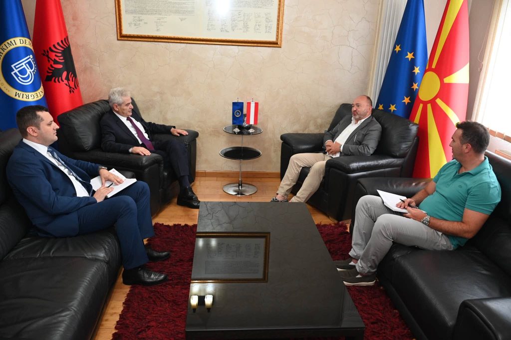 По сугестија на амбасадорите, во кабинетот на Али Ахмети конечно е поставено македонското знаме