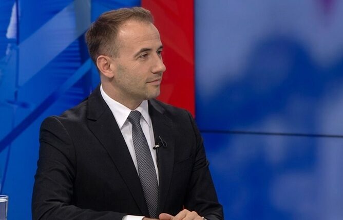 Стојаноски до опозицијата за Изборниот законик: Седнете и договорете се!