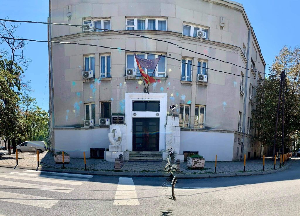Опозицијата обвинува, плата од 1.000 евра за советниците, додека вработени во Министерството за култура чекаат осигурување