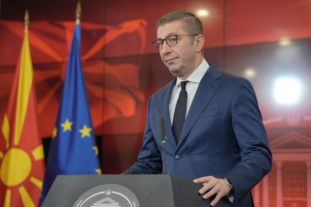 „Разликата е поголема од 4 спрема 1“ – Мицкоски му честиташе на Радичевски