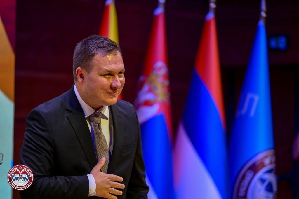 Саша Богдановиќ формираше нова партија, на конгресот присуствуваше претставничка на СНС