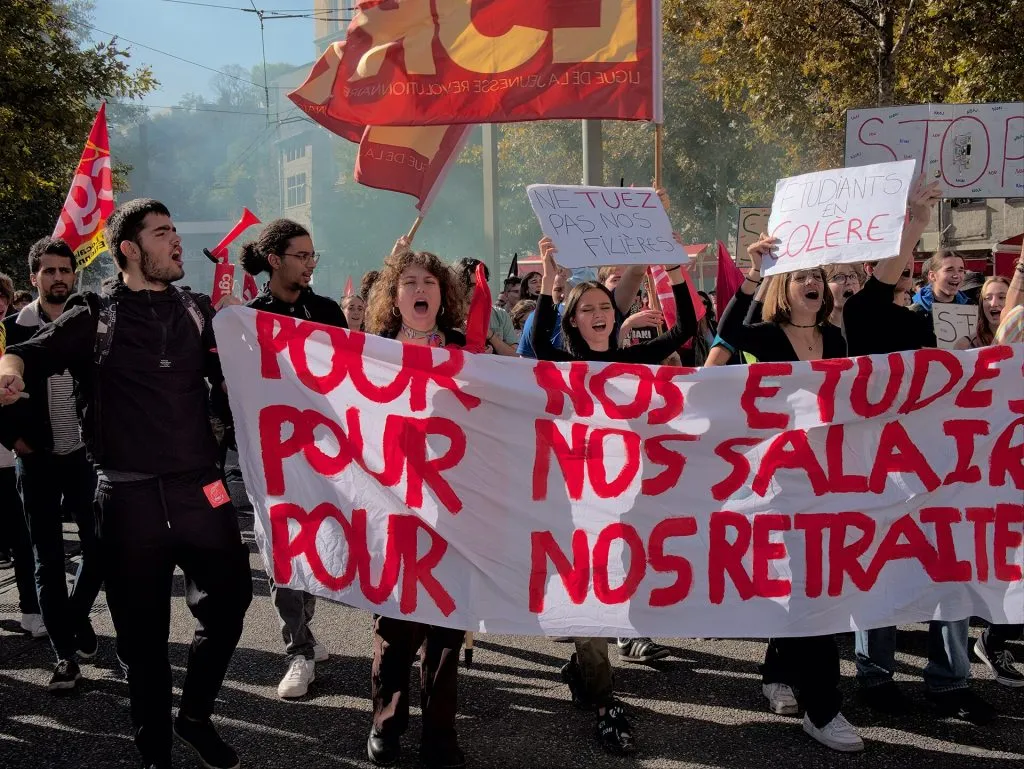 Француската Влада вети ангажирање 3000 наставници, откако студентските протести не се смируваат веќе десет дена